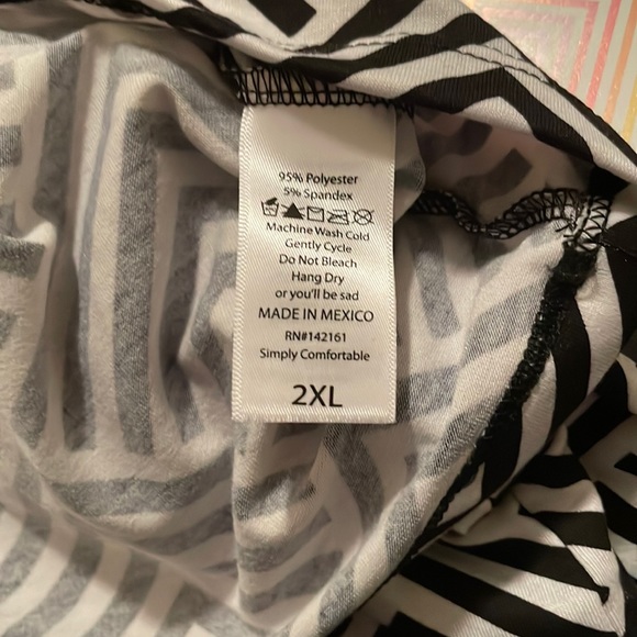 LuLaRoe Liv Tee: Black and White Stripe Pattern (2XL) - Picture 4 of 5